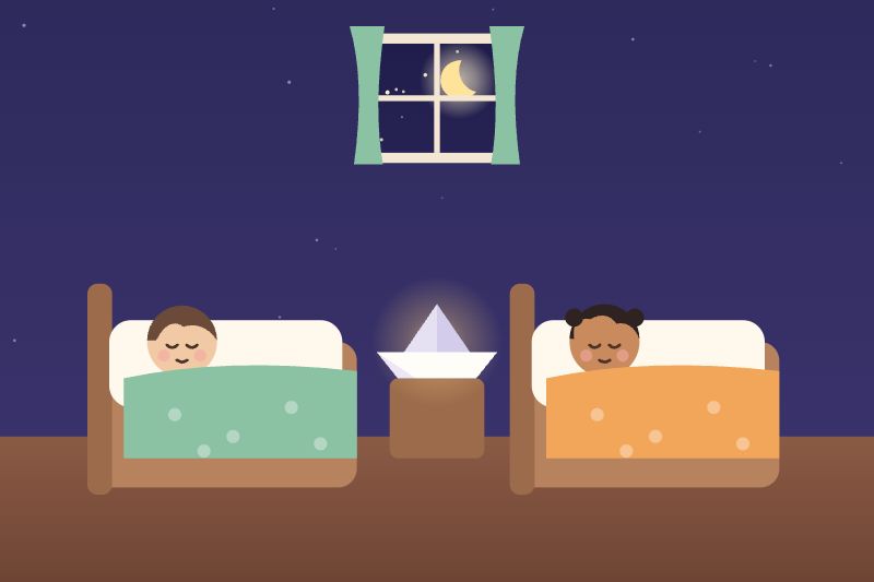 Les deux enfants au lit, le petit bateau de papier sur la table de nuit